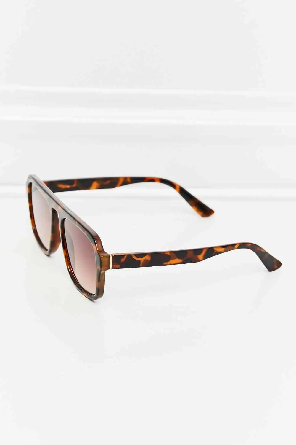 Chic Tortoiseshell Square Sunglasses with Durable Polycarbonate Frames