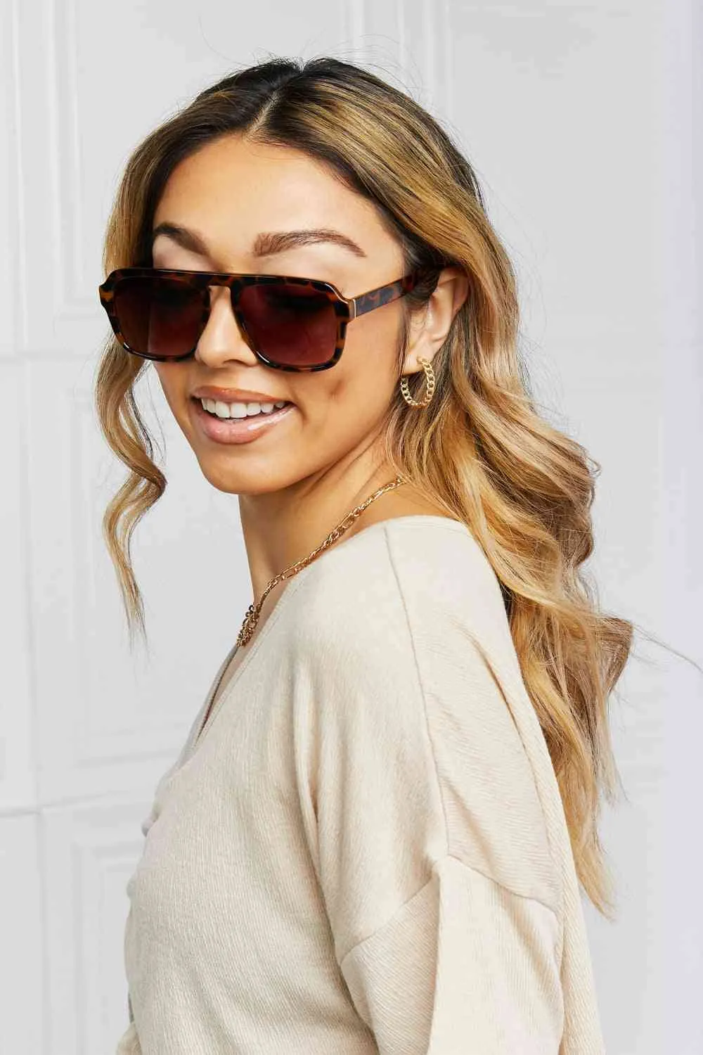 Chic Tortoiseshell Square Sunglasses with Durable Polycarbonate Frames