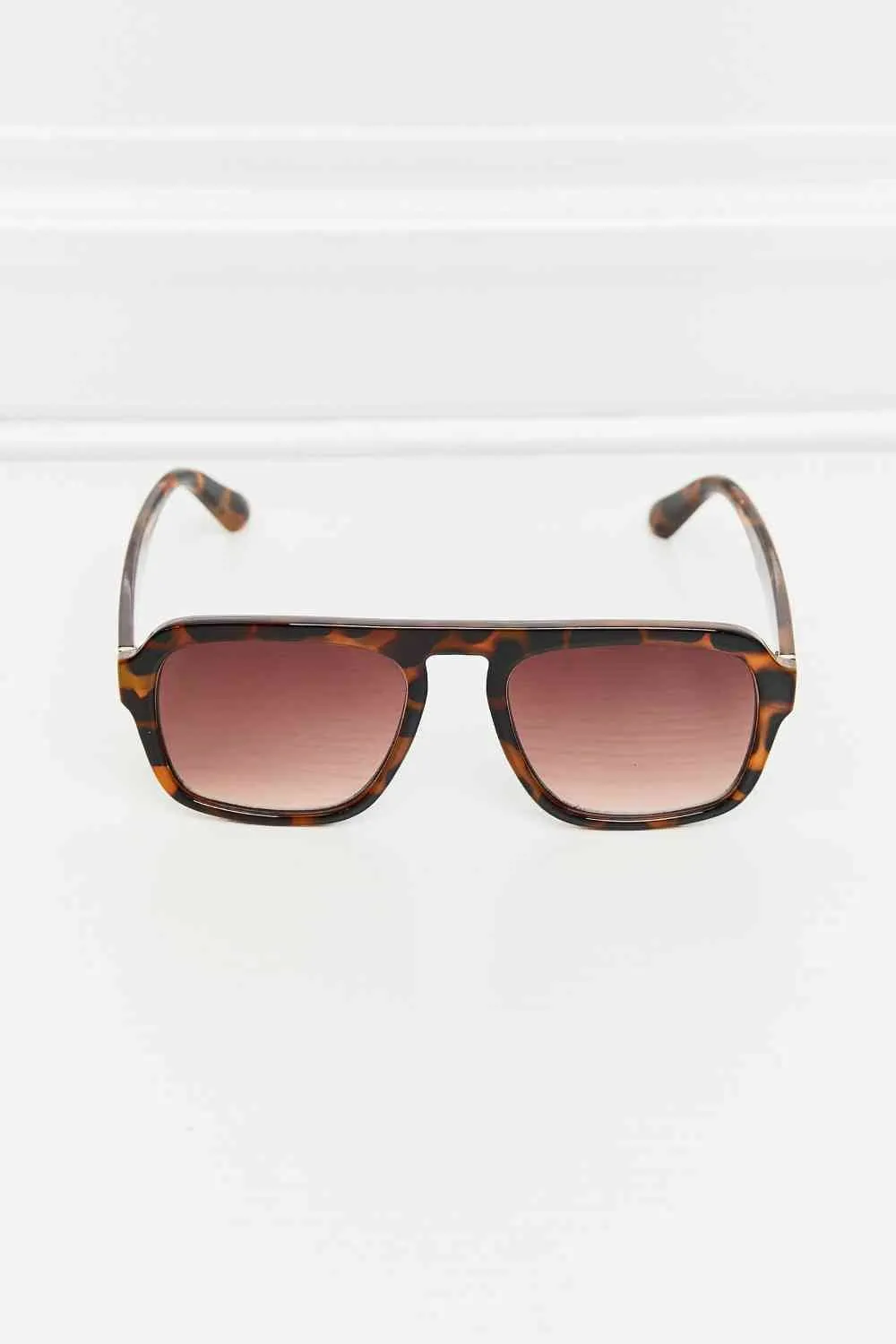 Chic Tortoiseshell Square Sunglasses with Durable Polycarbonate Frames