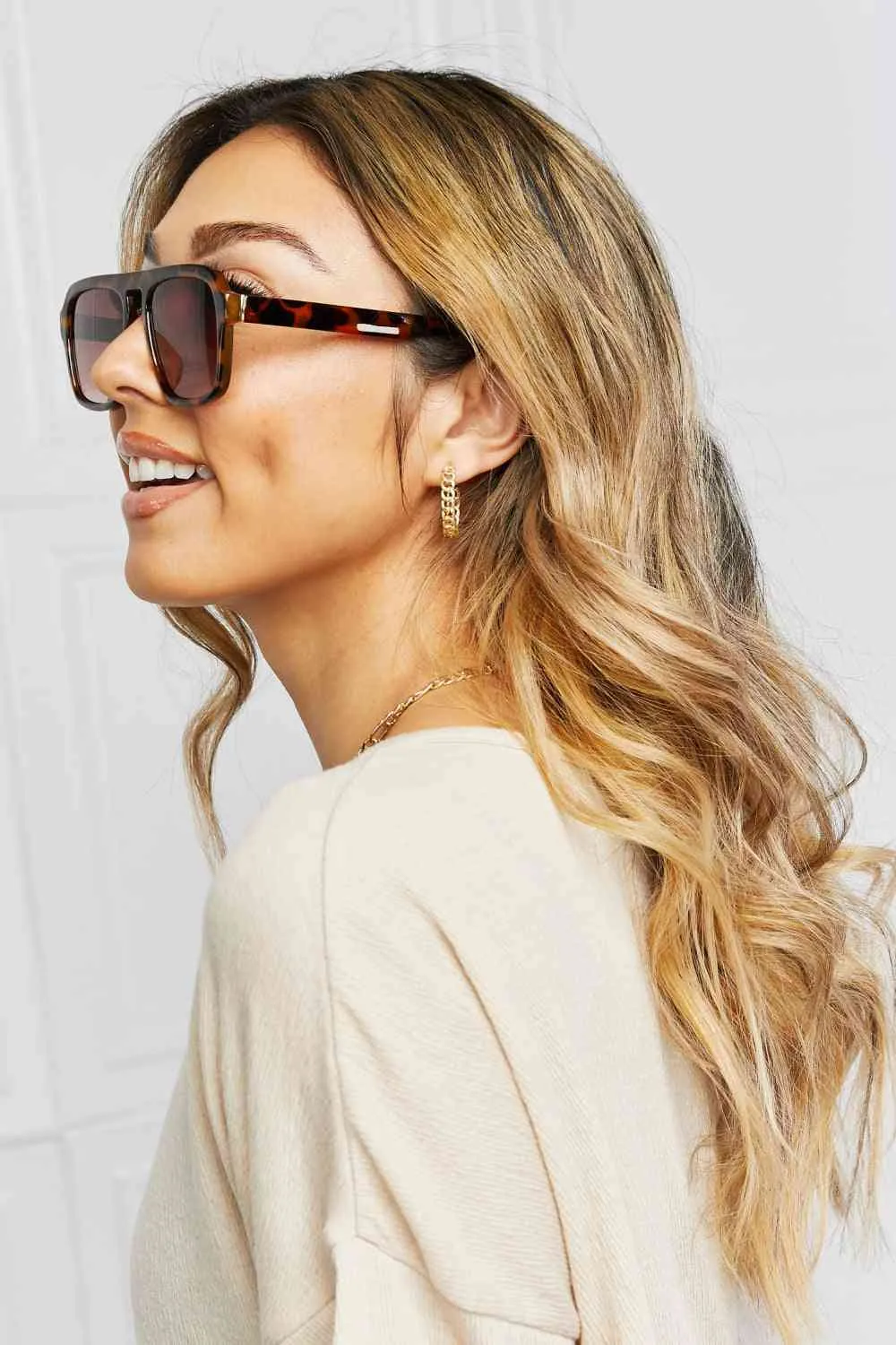 Chic Tortoiseshell Square Sunglasses with Durable Polycarbonate Frames