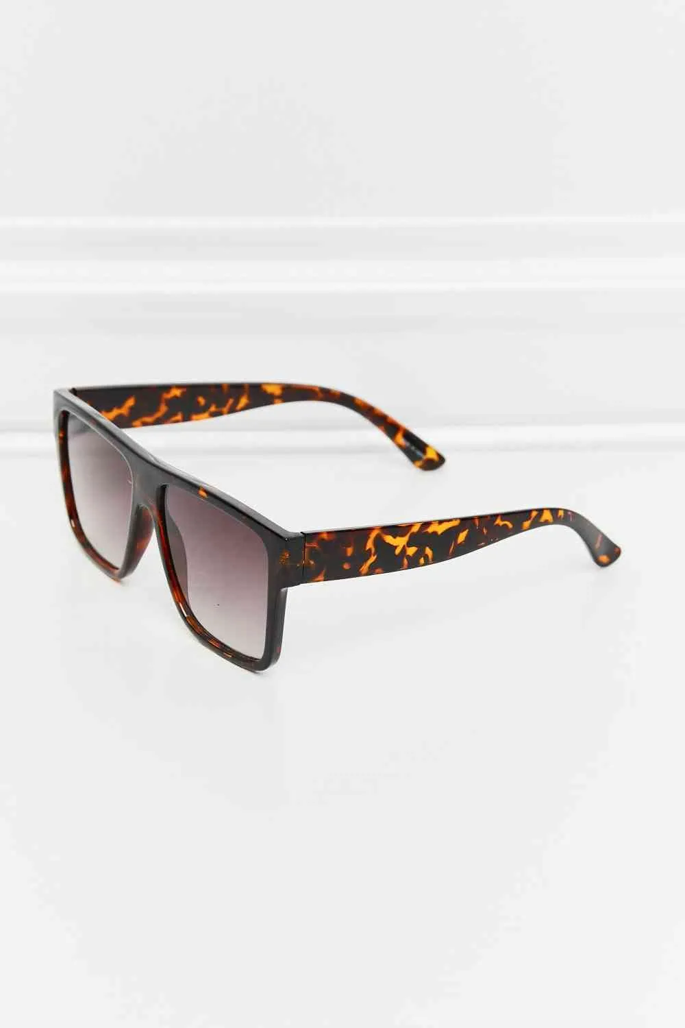 Chic Tortoiseshell Square Sunglasses with Full Rim