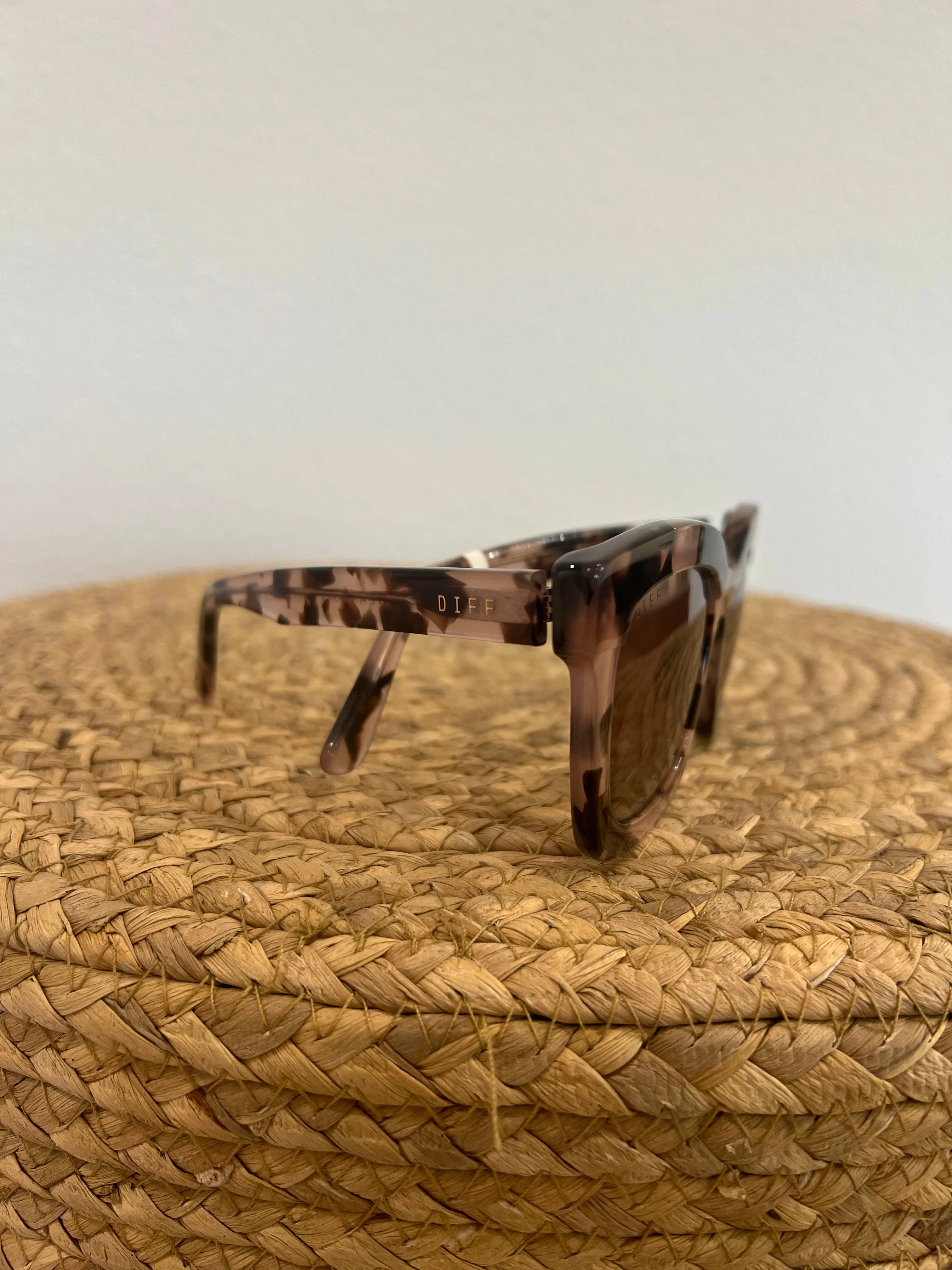 Diff Carson Sunglasses in Himilayan Tortoise & Rose