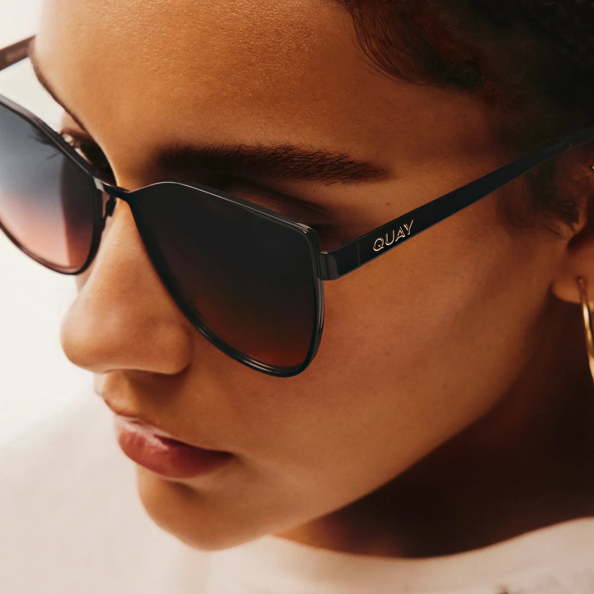 In Pursuit -Black Frame / Smoke To Coral Lens