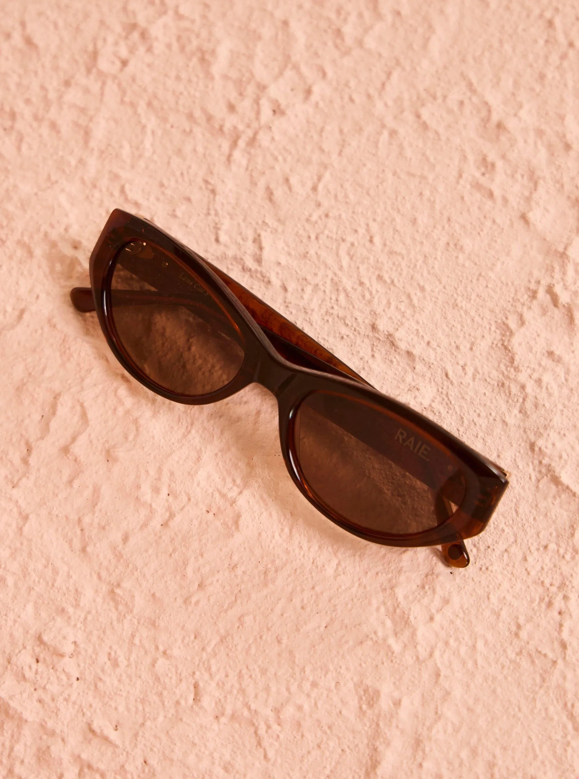 Raie Riley Sunglasses in Choc