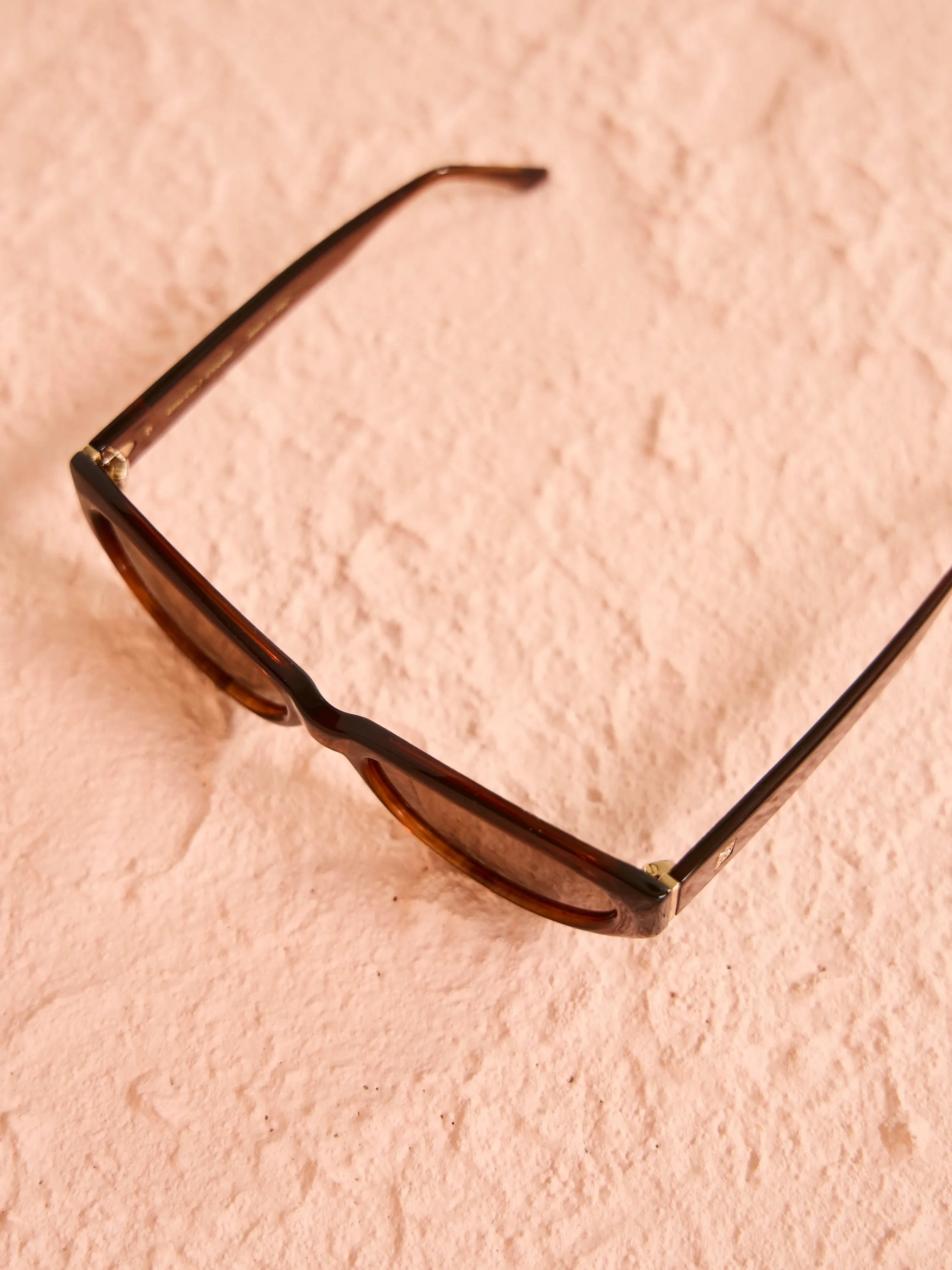 Raie Riley Sunglasses in Choc