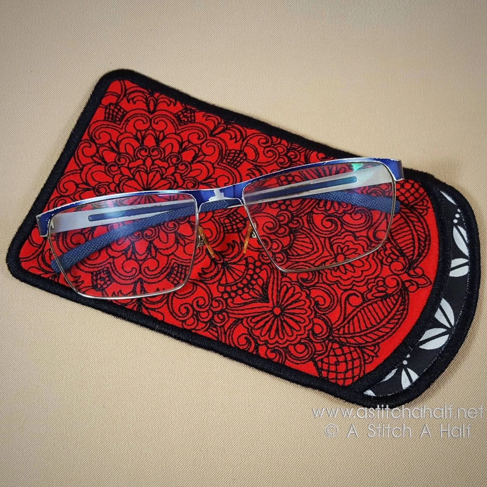 Spectacular Oasis Eyeglasses Case