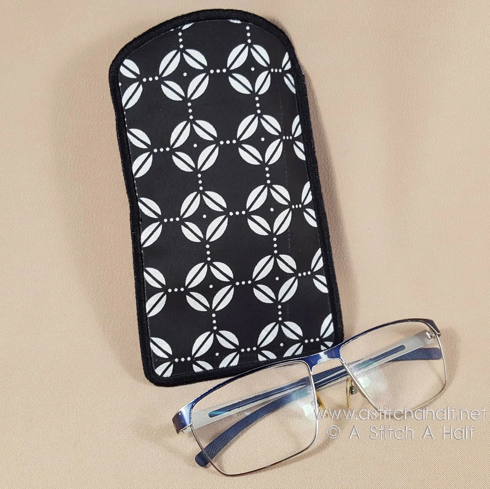 Spectacular Oasis Eyeglasses Case