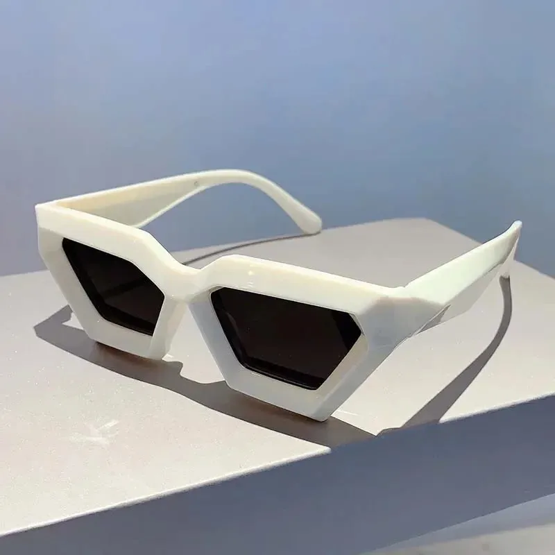 VAIGE Retro Chic Oversized Rhombic Sunglasses - Stylish Black and Tortoise Frame with UV400 Protection