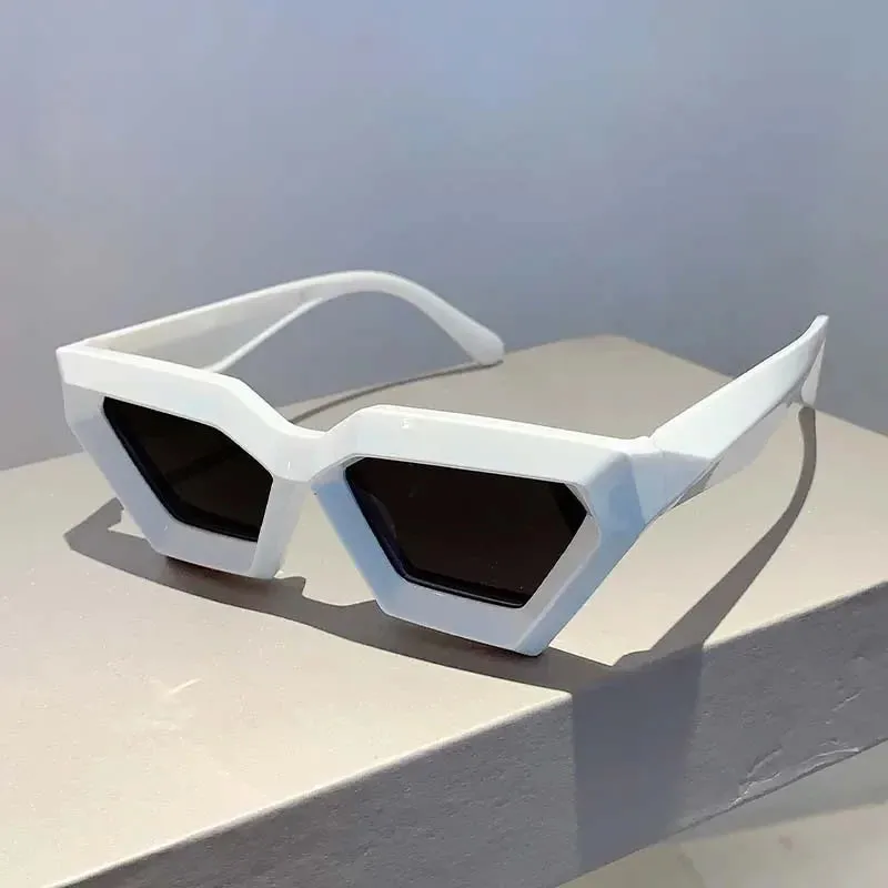 VAIGE Retro Chic Oversized Rhombic Sunglasses - Stylish Black and Tortoise Frame with UV400 Protection