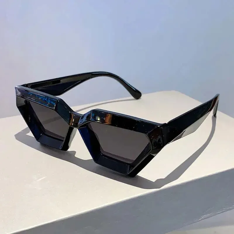 VAIGE Retro Chic Oversized Rhombic Sunglasses - Stylish Black and Tortoise Frame with UV400 Protection